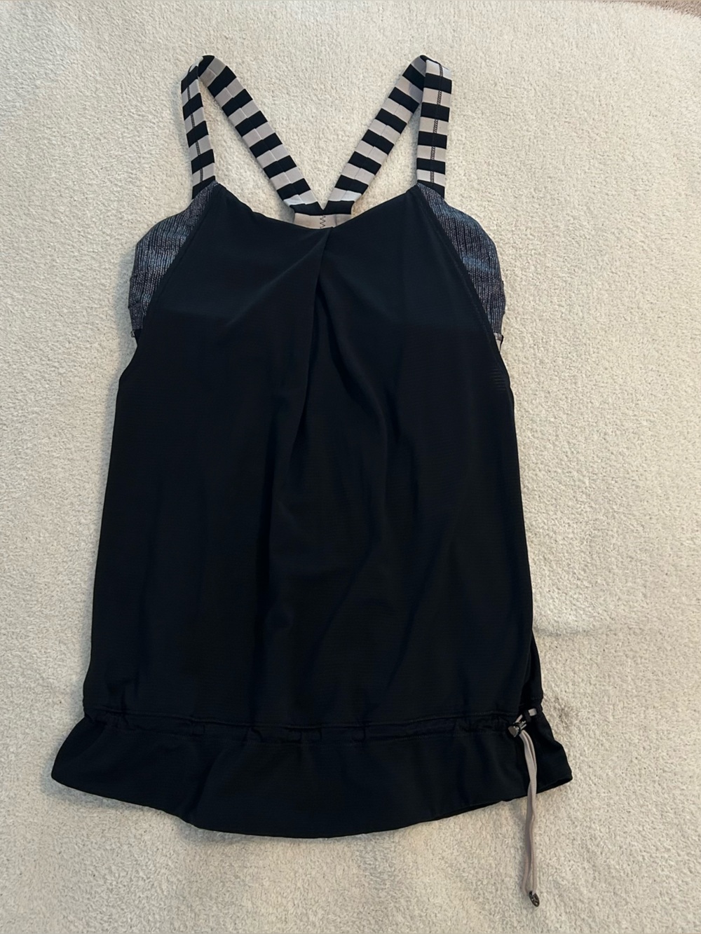 Women’s Lululemon rest less tank top black and white with built is bra size 4
